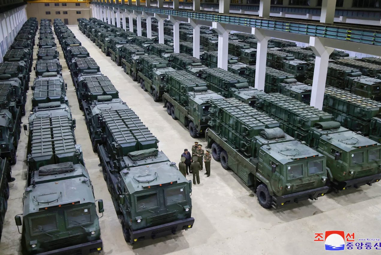 朝鲜领导人金正恩于2024年5月14日在一个未知地点监督战术导弹武器系统