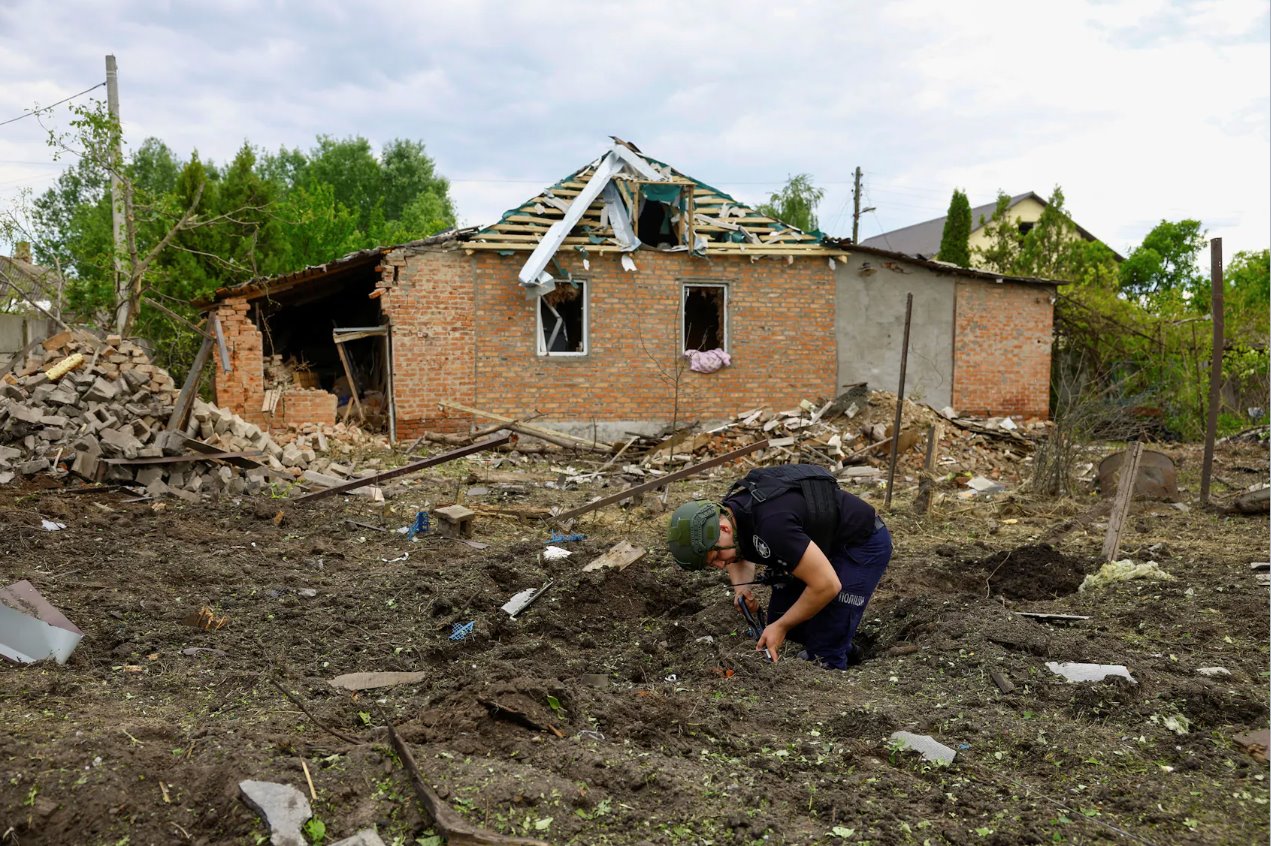 2024年5月18日，乌克兰哈尔科夫，一名警察正在搜寻俄罗斯空袭乌克兰期间投下的一枚炸弹的部件。