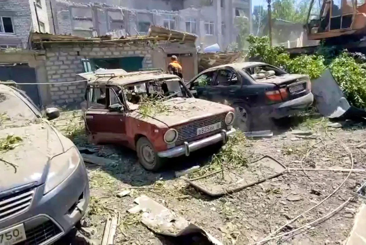 俄罗斯控制的乌克兰卢甘斯克地区尤比莱尼定居点遭到俄罗斯当地当局所谓的乌克兰军事打击后，一座建筑物和汽车被毁。