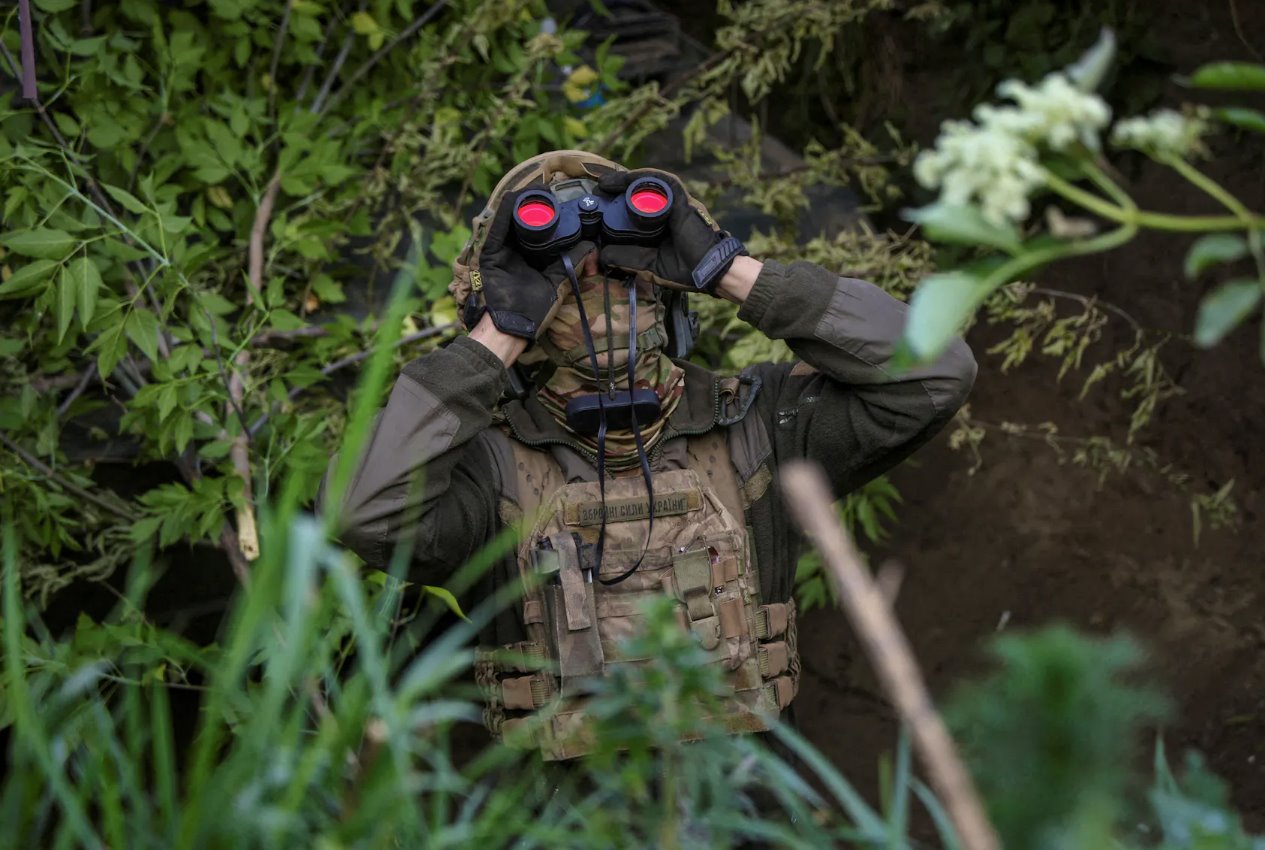 2024年5月23日，在乌克兰巴赫穆特镇附近，俄罗斯对乌克兰发动攻击时，第93机械化旅防空部队的一名乌克兰军人在前线监视天空。