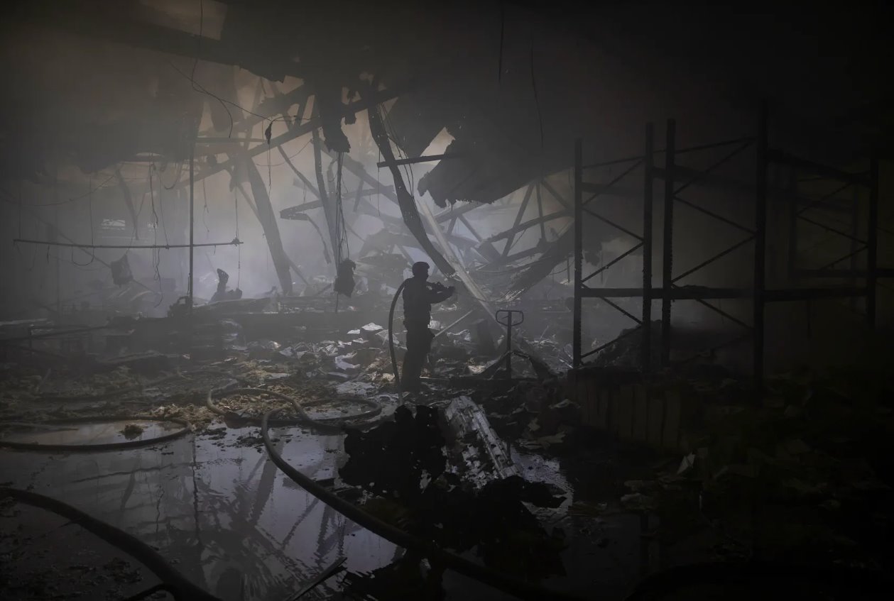 2024年5月23日，乌克兰哈尔科夫，一名消防员在俄罗斯袭击乌克兰期间一家印刷厂被俄罗斯导弹袭击的现场工作。
