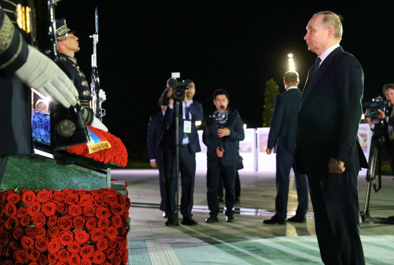 2024年5月26日，俄罗斯总统弗拉基米尔·普京在乌兹别克斯坦塔什干参加乌兹别克斯坦独立纪念碑的敬献花圈仪式。