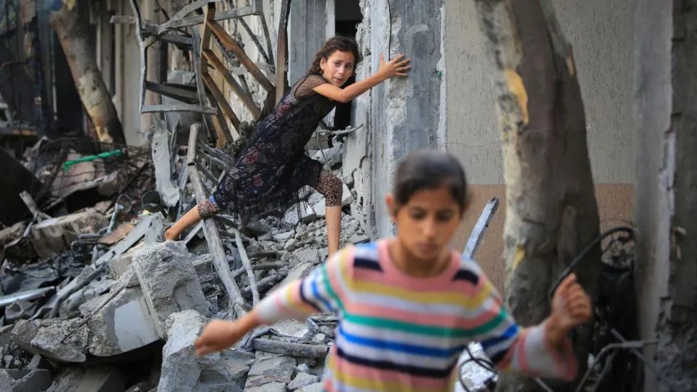 孩子们在加沙的废墟中爬行