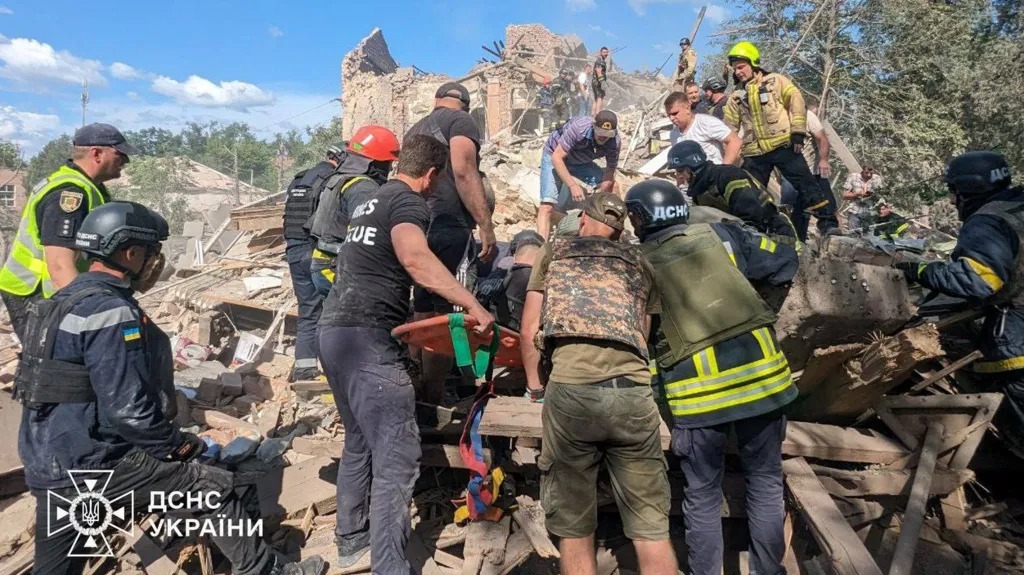 俄罗斯导弹袭击乌克兰南部克里沃罗格后，乌克兰国家DSNS紧急服务机构救援人员在废墟中搜寻。