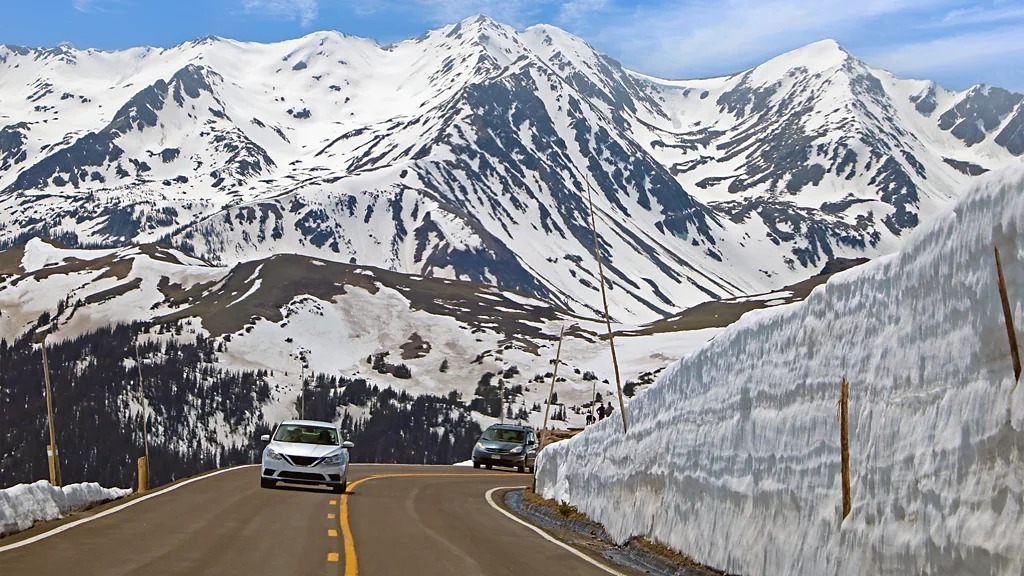 当TrailRidgeRoad夏季（通常在六月）开放时，周围的山峰上仍然有积雪